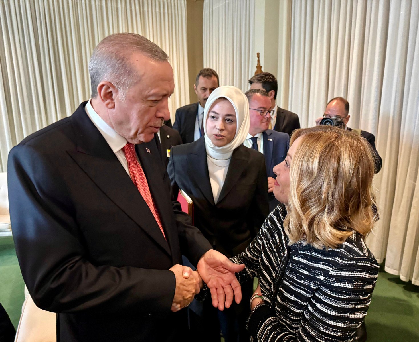 Erdogan îi cere Meloni să renunțe la fumat, în timp ce Macron crede că este o luptă inutilă; Meloni glumește spunând că, dacă ar renunța, ar putea pune pe cineva în pericolea noastră”