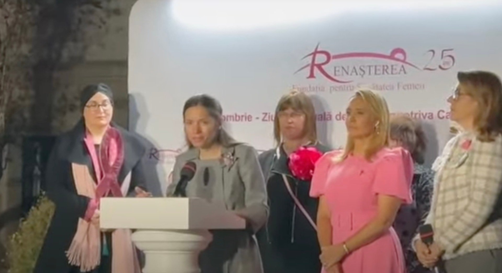 Mirabela Grădinaru, partenera președintelui Nicușor Dan, aprinde luminile roz la Palatul Cotroceni de Ziua Luptei împotriva Cancerului de Sân: Importanța sprijinului familial, a competenței și profesionalismului medicilor în astfel de provocăriea noastră”