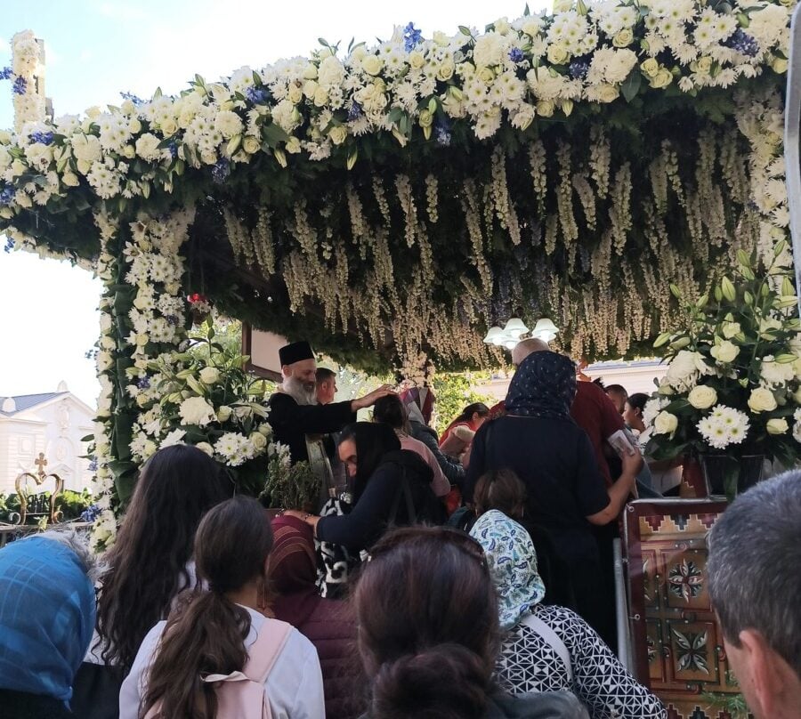 Rochiile Sfintei Cuvioase Parascheva, aduse la biserica dedicată Sfinților Împărați din Târgu Jiuea noastră”