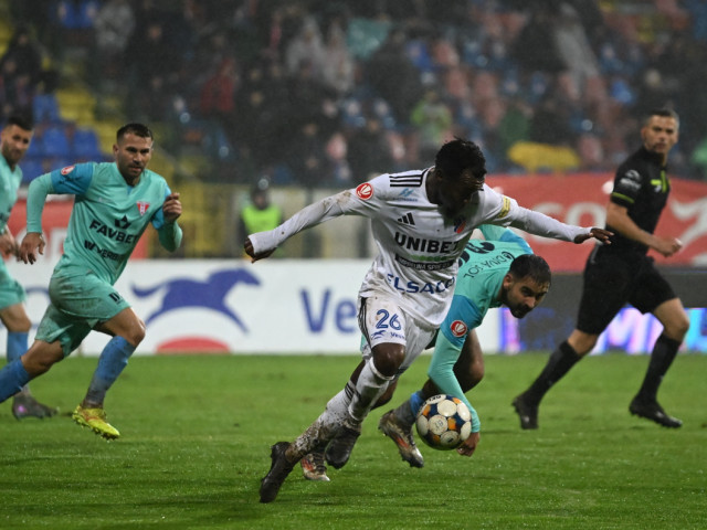 Iată o reformulare a titlului de știri:
“Filmare | FC Botoșani învinge UTA Arad cu scorul de 2-1 și ajunge pe poziția fruntașă în campionatul de fotbal!”