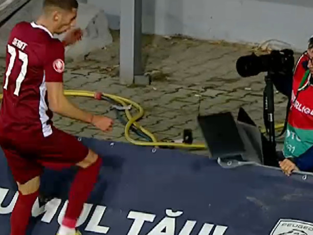 Gest controversat la meciul echipei Petrolul: un suporter a devastat echipamentul unui reporter în timpul transmisiunii live.