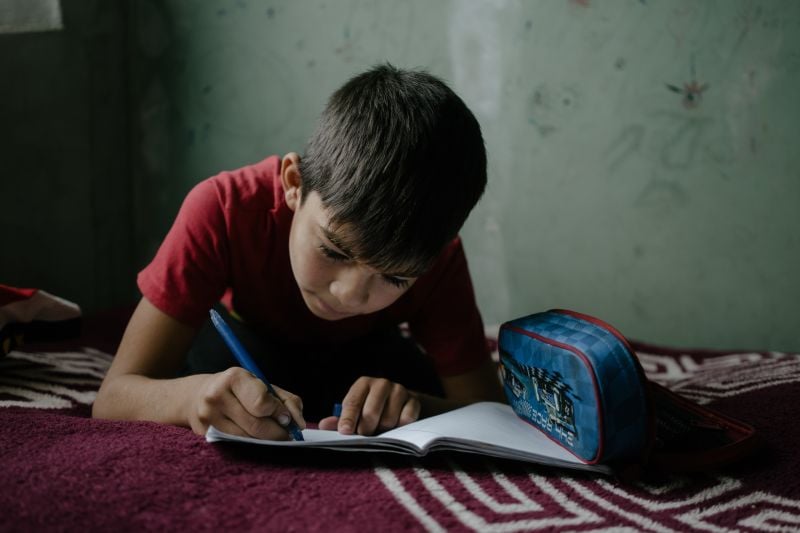 Peste o treime dintre copiii din România trăiesc în condiții de sărăcie, conform unui studiu al organizației Salvati Copiii România, procentul fiind de 75,8% în cazul copiilor cu părinți cu nivel de educație redusea noastră”