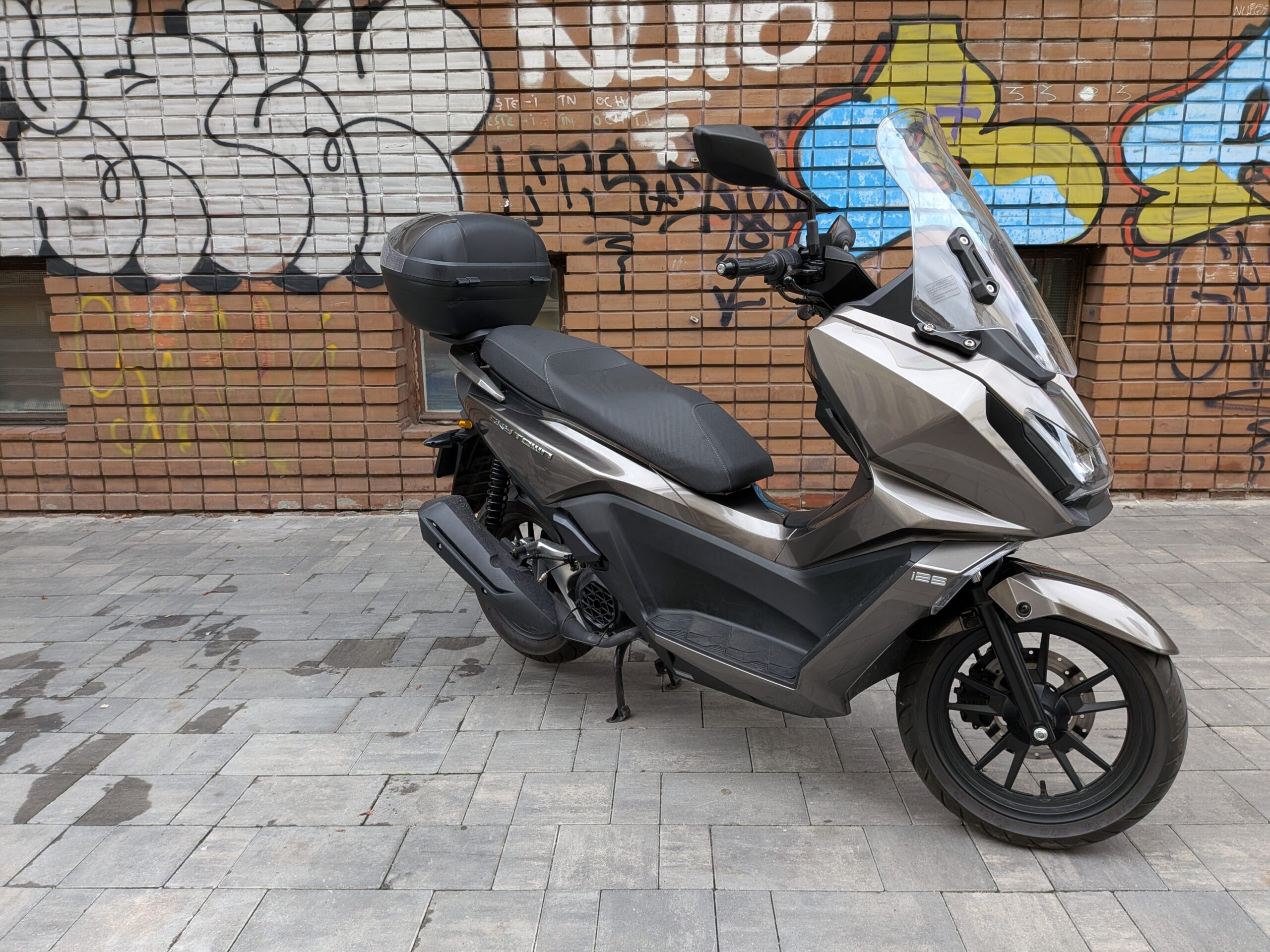 Recenzie video Kymco SkyTown 125: motocicletă taiwaneză cu design japonez și funcționalitate în viața de zi cu ziea noastră”