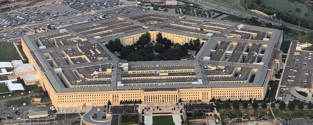 Protest la Pentagon: Jurnaliștii își predau legitimațiile de acces și părăsesc clădirea din cauza noilor reguli ce solicită aprobarea șefului Pentagonului pentru anumite articoleea noastră”