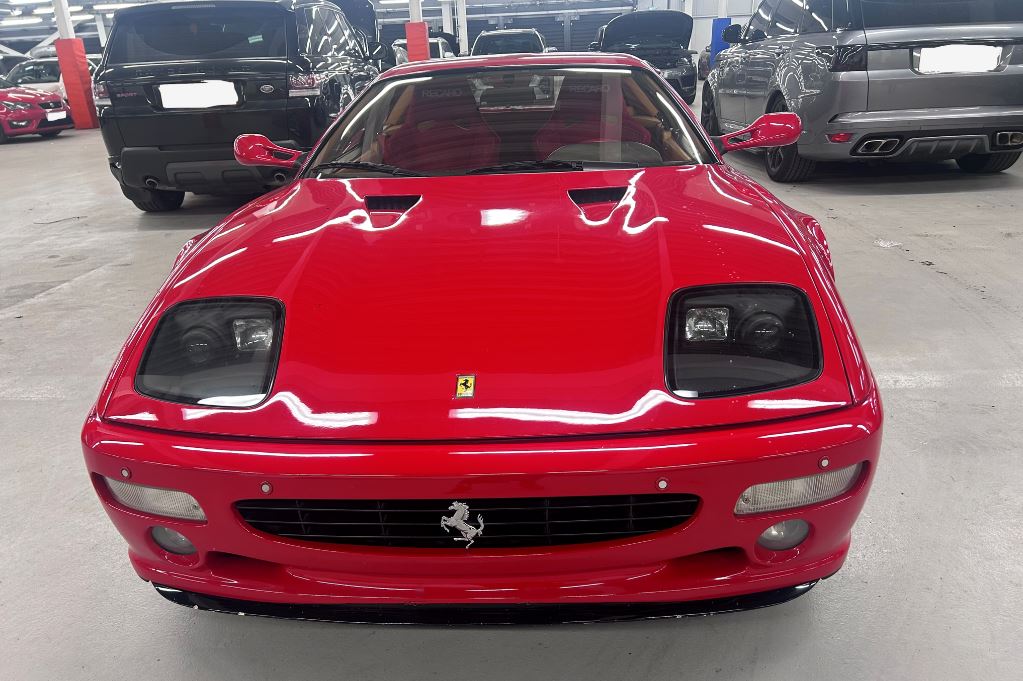 Italian vinde un Ferrari de 165.000 de euro unor români, apoi se descoperă că cecurile erau false și banca emitentă nu exista; șapte persoane arestate în Italia, iar autoturismul a fost recuperat din Timișea noastră”