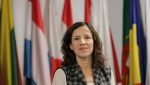 Prim-ministrul Sorin Grindeanu a avut o discuție cu comisarul european Roxana Mânzatu vizavi de congelarea salariului minim pe economie, prim-ministrul afirmând ulterior că aceasta i-a comunicat faptul că o asemenea măsură ar putea duce la încălcarea regulamentelor Uniunii și la declanșarea unei proceduri de infringement.