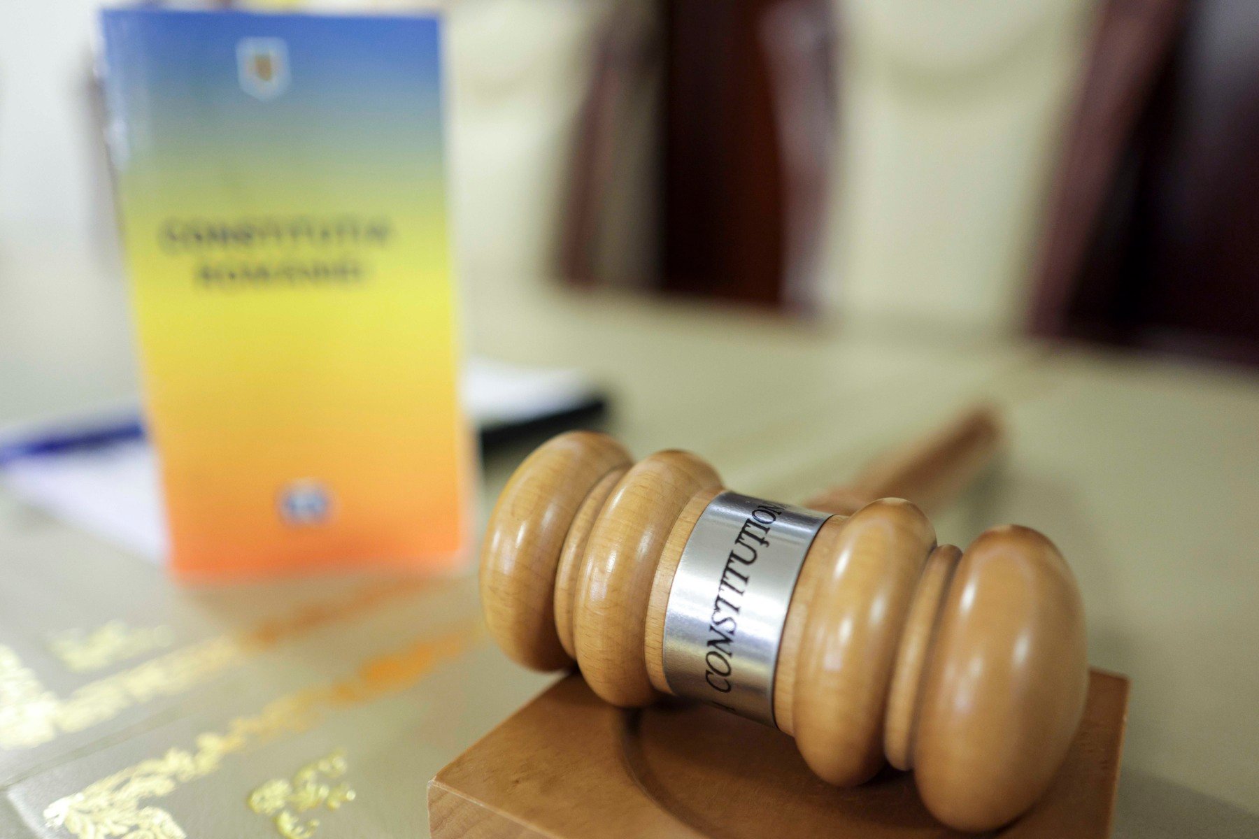 AUR, partid de extremă dreapta, susține că există presiuni politice asupra Curții Constituționale, iar senatorul Nicolae Vlahu afirmă că justiția devine un instrument de tergiversare și de protecție pentru actuala putereea noastră”