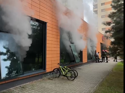 Video: Incendiu cu fum dens în subsolul unui ansamblu de blocuri din Capitală, 45 de locatari evacuați și o persoană cu arsuri, alertă RO-Alert emisă pentru populațieea noastră”