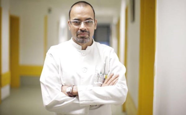 Fostul manager al Spitalului Municipal Caransebeș, Singh Bhupinder, părăsește arestul la domiciliu și va fi investigat sub supraveghere judiciară pentru acuzații de corupție și abuz în serviciu, potrivit procurorilor DNAea noastră”