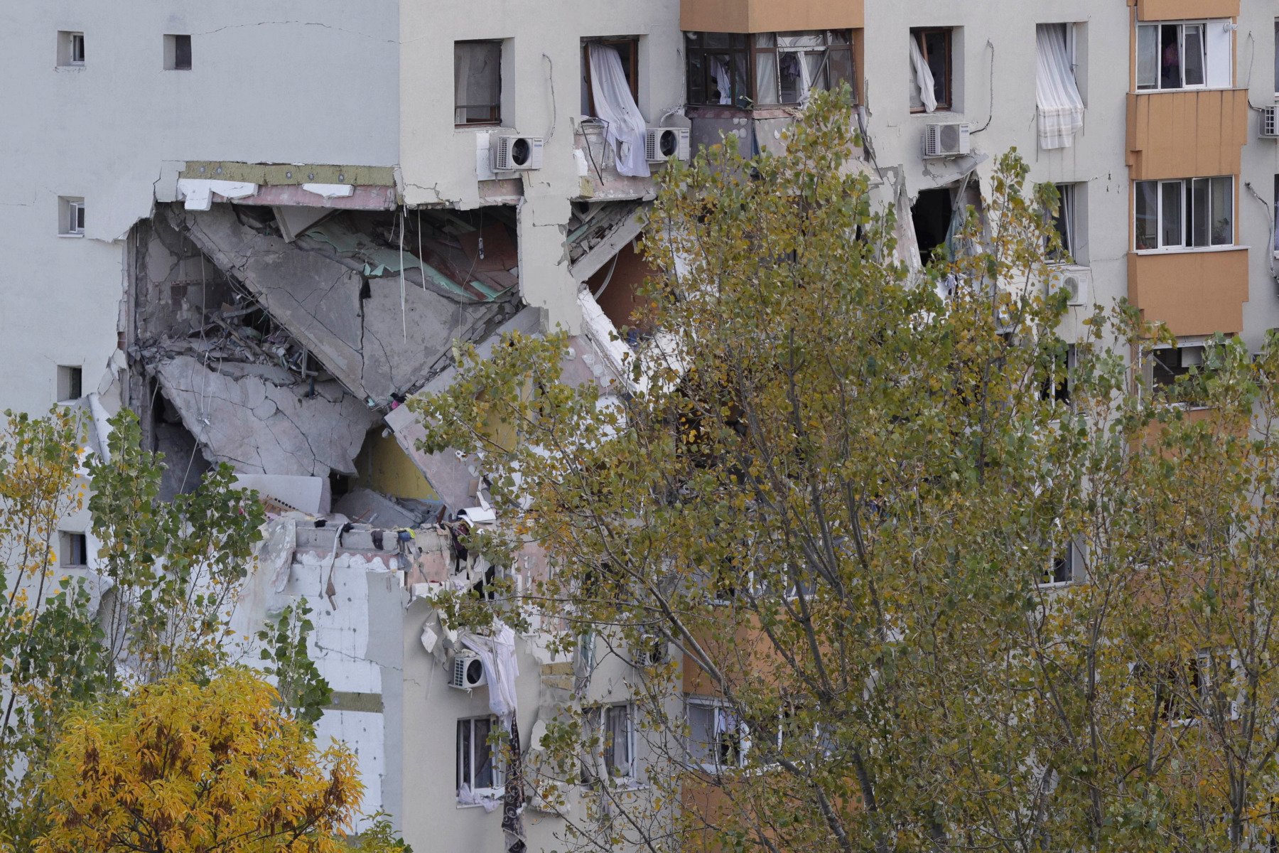 Distrigaz Sud anunță că peste 1.000 de gospodării au fost deconectate de la gaz după explozia de pe Calea Rahovei, rebranșarea urmând să se realizeze treptat și în condiții de siguranțăea noastră”