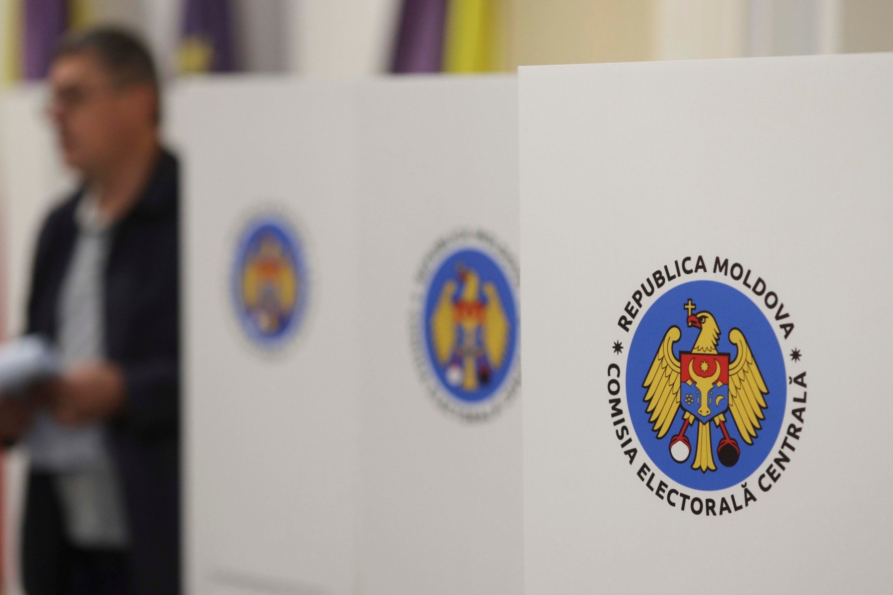 Posibilă invalidare a celor șase mandate ale partidului „Democrația Acasă” din cauza implicării lui George Simion în campanie; Comisia Electorală Centrală analizează două plângeriea noastră”