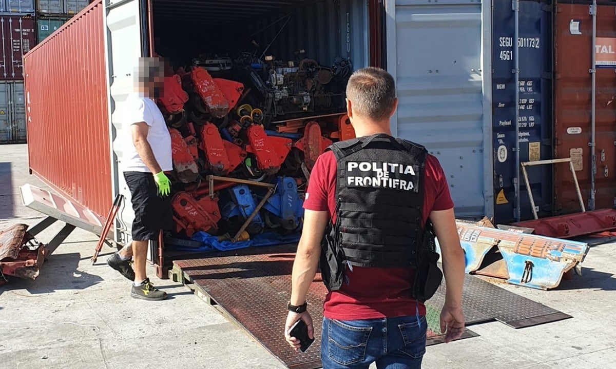 Mii de perechi de mănuși și echipamente sportive, estimate la 1,4 milioane de lei, posibil contrafăcute, confiscate de polițiștii de frontieră în punctul de trecere Isaccea și portul Constanțaea noastră”