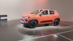 Dacia Spring disponibilă în Italia la prețul unui scuter, pentru 3.900 de euro, cu un cost total de 17.900 de euro, beneficiind de EcoBonus de 11.000 de euro și o promoție de 3.000 de euro oferită de Daciaea noastră”