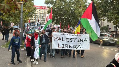 FOTO & VIDEO: Circa 600 de susținători ai Palestinei, în Marș în București, majoritatea tineri, scandând „Palestina liberă”, „Stop masacrului din Gaza” și „Netanyahu, criminal, așteptat la tribunal”ea noastră”