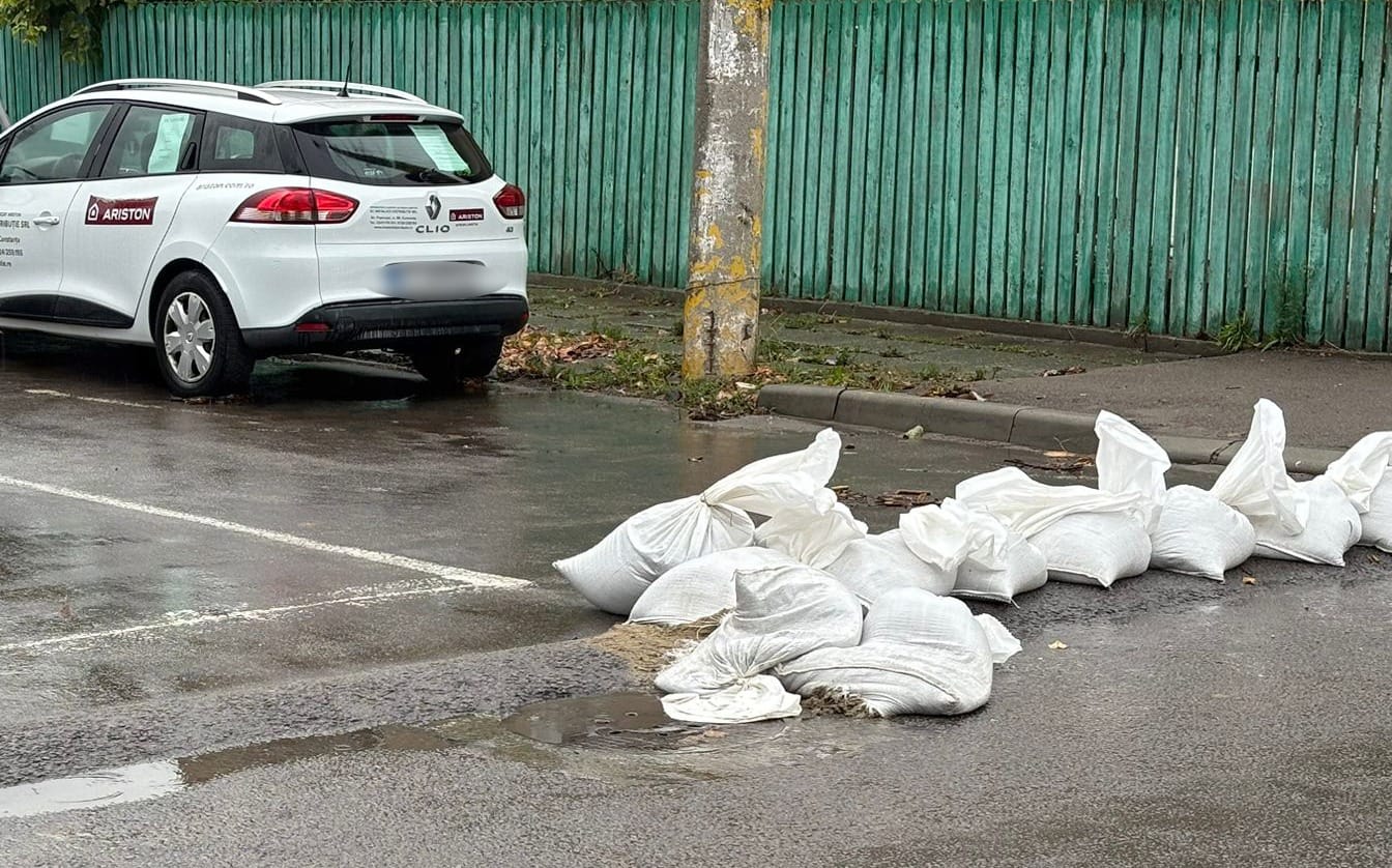 Primăria Constanța avertizează locuitorii să nu distrugă sau să mute sacii cu nisip situate în zonele de risc de inundații; o alertă de cod roșu pentru ploi intensive va fi valabilă începând de marți seară în județea noastră”
