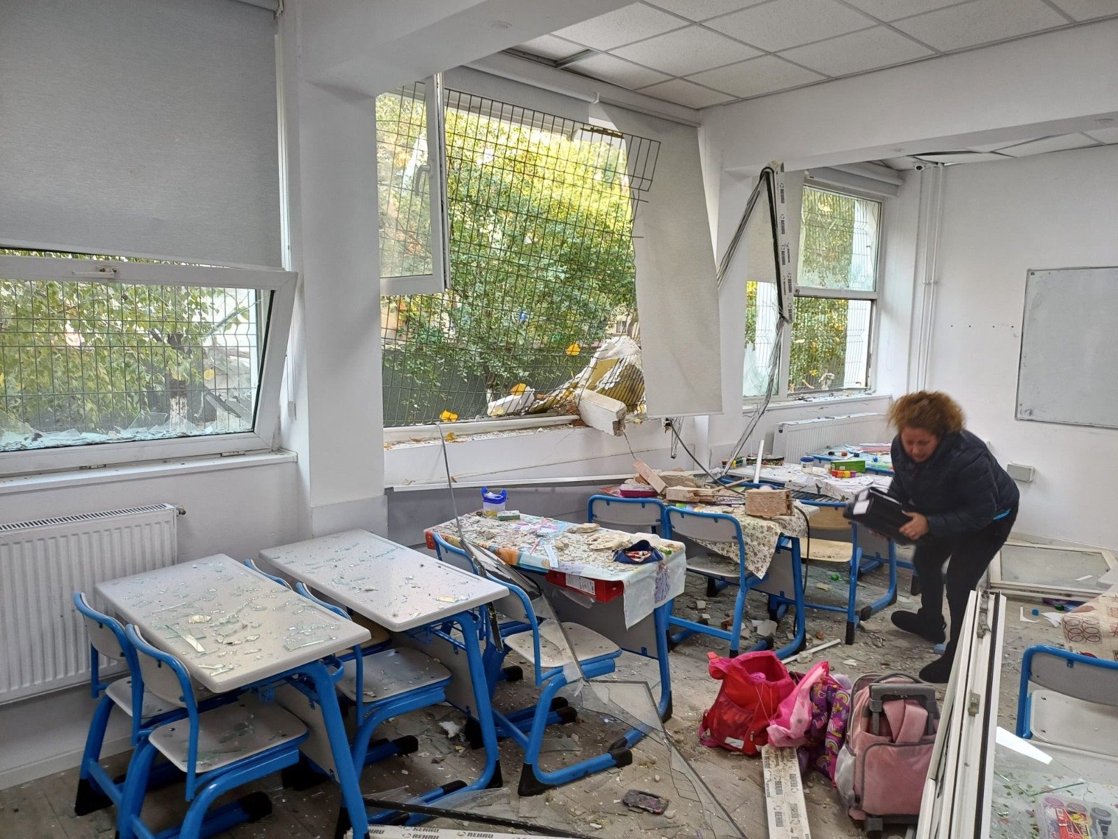 Impactul puternic al deflagrației din Rahova a doborât un stâlp al liceului din apropiere, care urmează să fie închis.ea noastră”