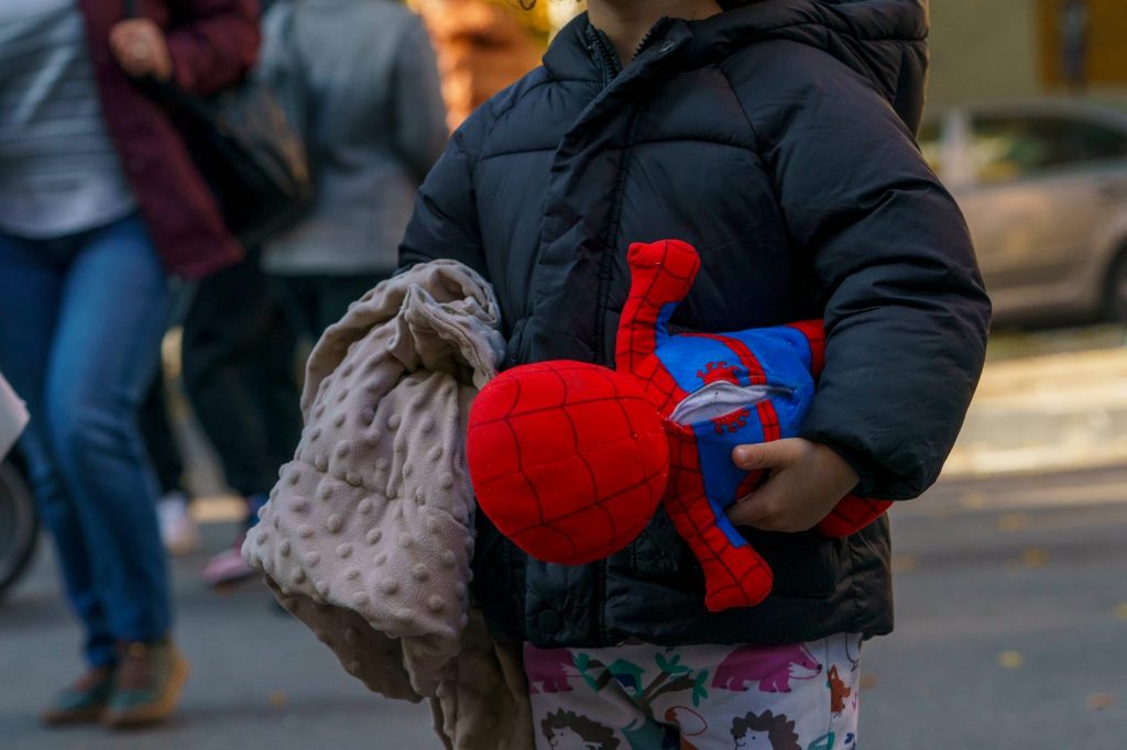Primarul Bucureștiului asigură că nimeni afectat de explozia din Rahova nu va rămâne pe stradă; 32 de locuitori sunt în drumul spre hotelurile suportate integral de Primărie, iar toate nevoile vor fi îndeplinite până seara