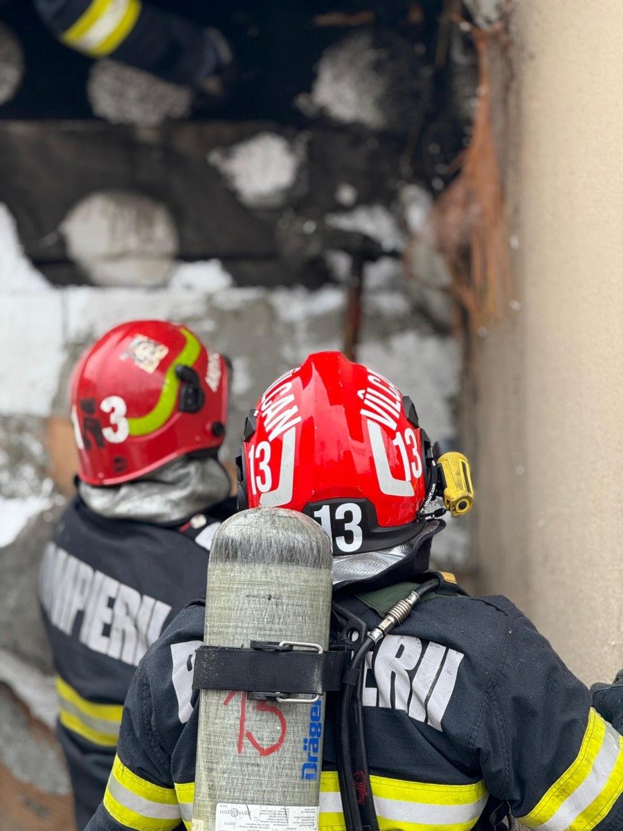 UPDATE: Intervenție la un imobil din Caracal din cauza unui miros de gaz / Locatarii s-au întors în apartamente după alertă falsă / 59 de oameni din trei scări au fost evacuați preventiv / O persoană a fost transportată la spitalea noastră”