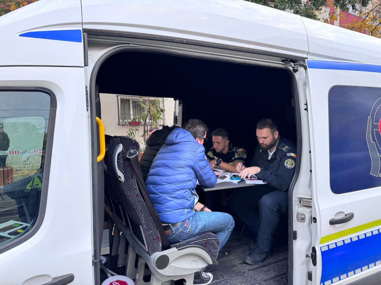 Brigada Rutieră din București a inaugurat un punct mobil pentru eliberarea autorizațiilor de reparație a mașinilor avariate în urma exploziei de pe strada Calea Rahovei / Documentele necesare pentru prezentarea autovehiculelor în serviceea noastră”