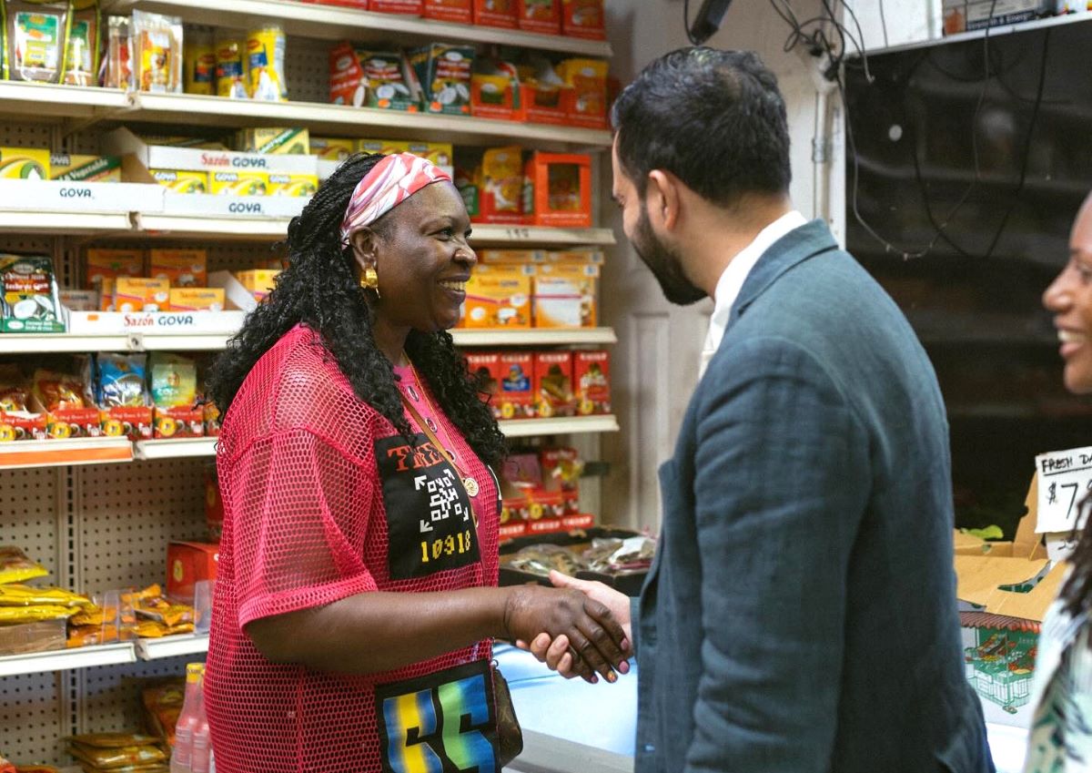 Zohran Mamdani, candidatul de stânga la primăria New York-ului, pune accent pe necesitatea unui acces facil la alimente la prețuri rezonabile în programul său electoral din data de 4 noiembrieea noastră”
