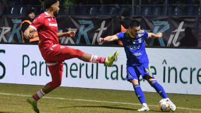 titularul articolului ar putea fi reformulat in urmatorul mod: 
Transmisiune in direct a meciului de fotbal intre Unirea Slobozia si Dinamo, ora 20:30, pe canalul de sport. Partida pentru play-off intre echipa de la Slobozia si echipa cu culori alb-rosii.