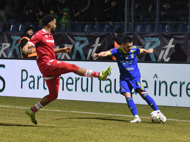 titularul articolului ar putea fi reformulat in urmatorul mod: 
Transmisiune in direct a meciului de fotbal intre Unirea Slobozia si Dinamo, ora 20:30, pe canalul de sport. Partida pentru play-off intre echipa de la Slobozia si echipa cu culori alb-rosii.