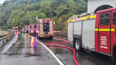 Incendiu devastator la o veche mănăstire istorică. Traficul rutier este afectat pe o importantă arteră rutieră națională