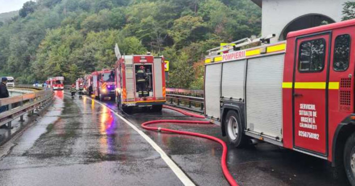 Incendiu devastator la o veche mănăstire istorică. Traficul rutier este afectat pe o importantă arteră rutieră națională