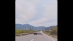 Șofer amendat după ce a fost surprins în timpul unei depășiri periculoase / Conducător din sens opus evită la limită o coliziune frontală – VIDEOea noastră”