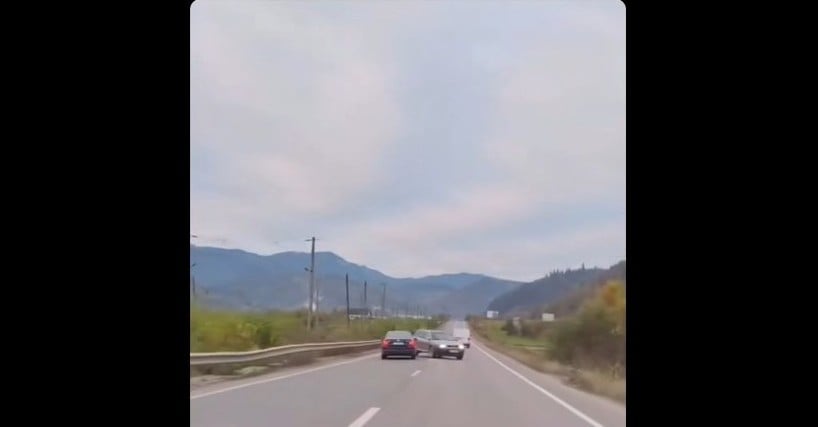 Șofer amendat după ce a fost surprins în timpul unei depășiri periculoase / Conducător din sens opus evită la limită o coliziune frontală – VIDEOea noastră”