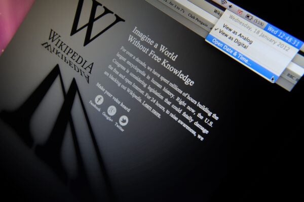 Wikipedia rămâne activă, însă dezvoltarea inteligenței artificiale aduce provocări semnificative – cercetare din Regatul Unitea noastră”
