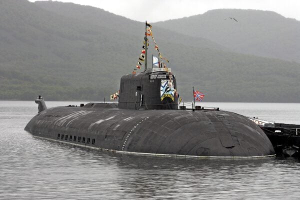 Submarinul rus Novorossiisk, echipat pentru lansarea rachetelor Kalibr, a fost observat ieșind la suprafață în apele de coastă ale Franței, fiind urmat de o fregată a marinei francezeea noastră”