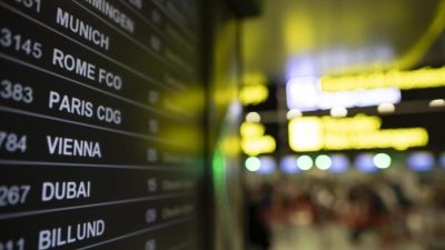 Două aeronave programate să aterizeze pe Otopeni au fost redirecționate către alte aeroporturi din cauza unei furtuniea noastră”