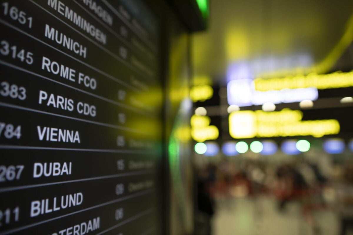 Două aeronave programate să aterizeze pe Otopeni au fost redirecționate către alte aeroporturi din cauza unei furtuniea noastră”