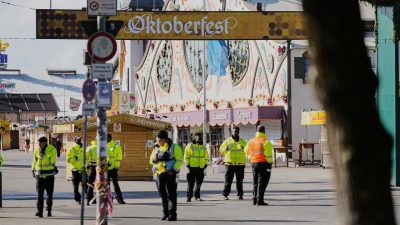 Sărbătoarea berii Oktoberfest va rămâne închisă miercuri după o explozie în München. 

Sau 

Festivalul berii din Germania va fi suspendat temporar miercuri ca urmare a producerii unei explozii în orașul München.