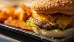 Parlamentul European a decis să interzică folosirea denumirilor precum „friptură”, „cârnat” sau „hamburger” pentru produsele vegetarieneea noastră”
