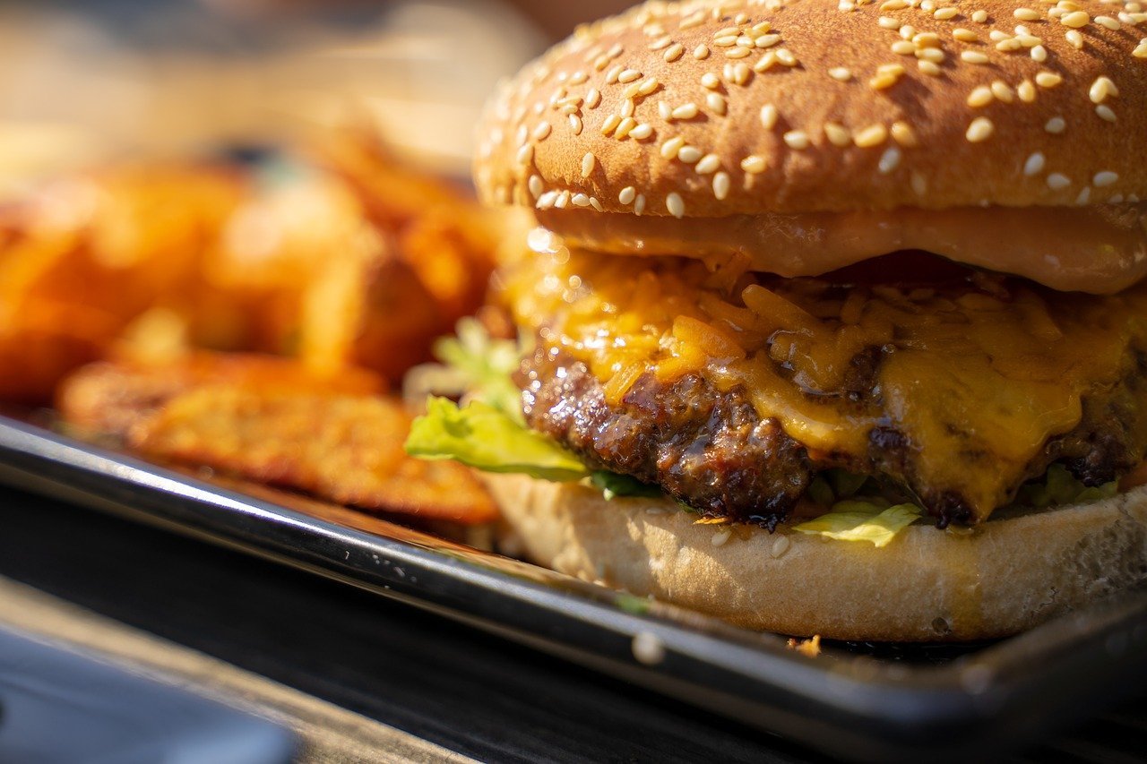 Parlamentul European a decis să interzică folosirea denumirilor precum „friptură”, „cârnat” sau „hamburger” pentru produsele vegetarieneea noastră”