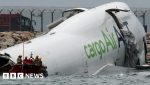 Doi oameni au murit după ce un avion al companiei aeriene Emirates a alunecat de pe pistă și a căzut în mare.