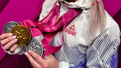 Iată o reformulare a titlului: “Efortul ascuns din spatele reușitelor. Imagini emoționante cu mâinile Mihaelei Cambei, după ce a obținut trei medalii la Campionatele Mondiale de haltere: „Semnele unui adevărat luptător!” “