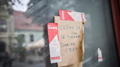 Imagini cu mesaje de revendicare a banilor și cereri de contact, scrise pe casa pentru care familia președintelui Iohannis a fost executată silitea noastră”