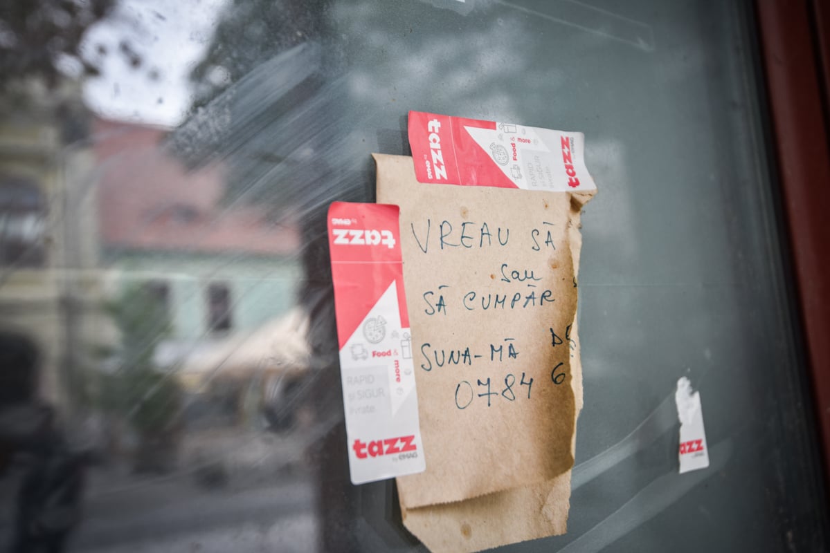 Imagini cu mesaje de revendicare a banilor și cereri de contact, scrise pe casa pentru care familia președintelui Iohannis a fost executată silitea noastră”