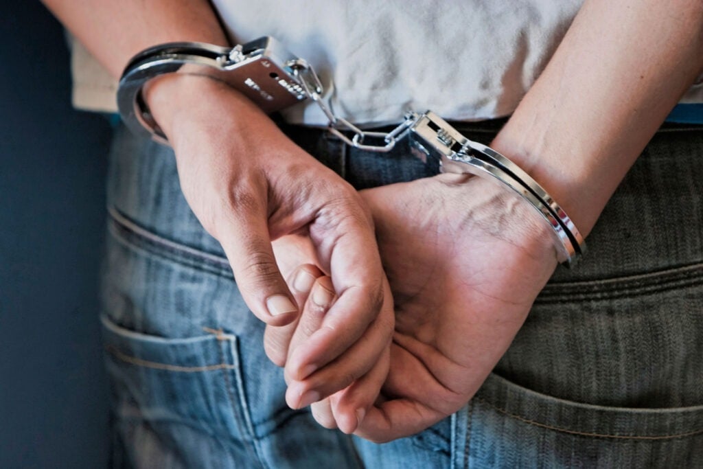 Un bărbat de 70 de ani din Hunedoara, arestat după ce ar fi abuzat sexual o fetiță de opt ani în timpul vizitei la domiciliul săuea noastră”
