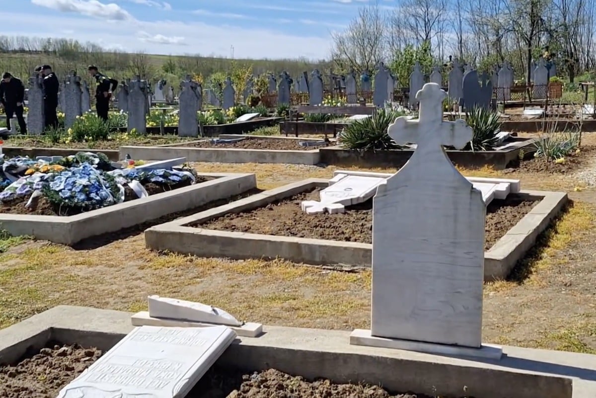 Un bărbat s-a răzbunat ducând crucea de la mormântul mamei soției sale, fiind acum anchetat pentru profanare de morminteea noastră”
