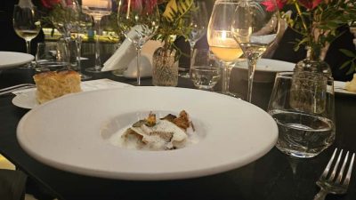 Video: Degustare la o cină în doi bucătari, unul dintre aceștia având două stele Michelin și recunoaștere pentru eforturile sustenabileea noastră”