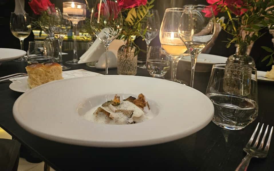 Video: Degustare la o cină în doi bucătari, unul dintre aceștia având două stele Michelin și recunoaștere pentru eforturile sustenabileea noastră”
