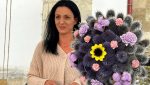 O femeie din Sibiu transformă ciulinii din Bărăgan în flori și aranjamente elegante, fiind singurul producător local de buchete realizate din această plantă neobișnuităea noastră”