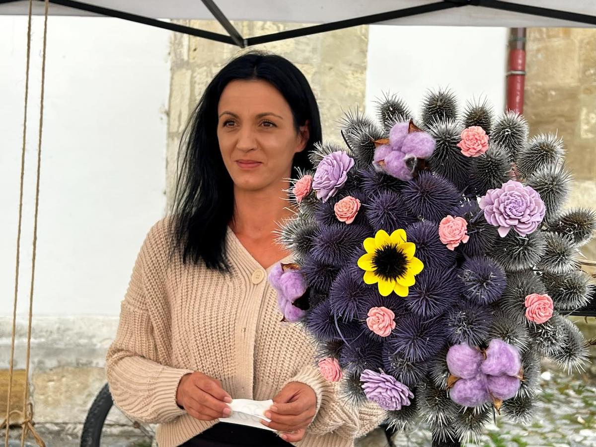 O femeie din Sibiu transformă ciulinii din Bărăgan în flori și aranjamente elegante, fiind singurul producător local de buchete realizate din această plantă neobișnuităea noastră”