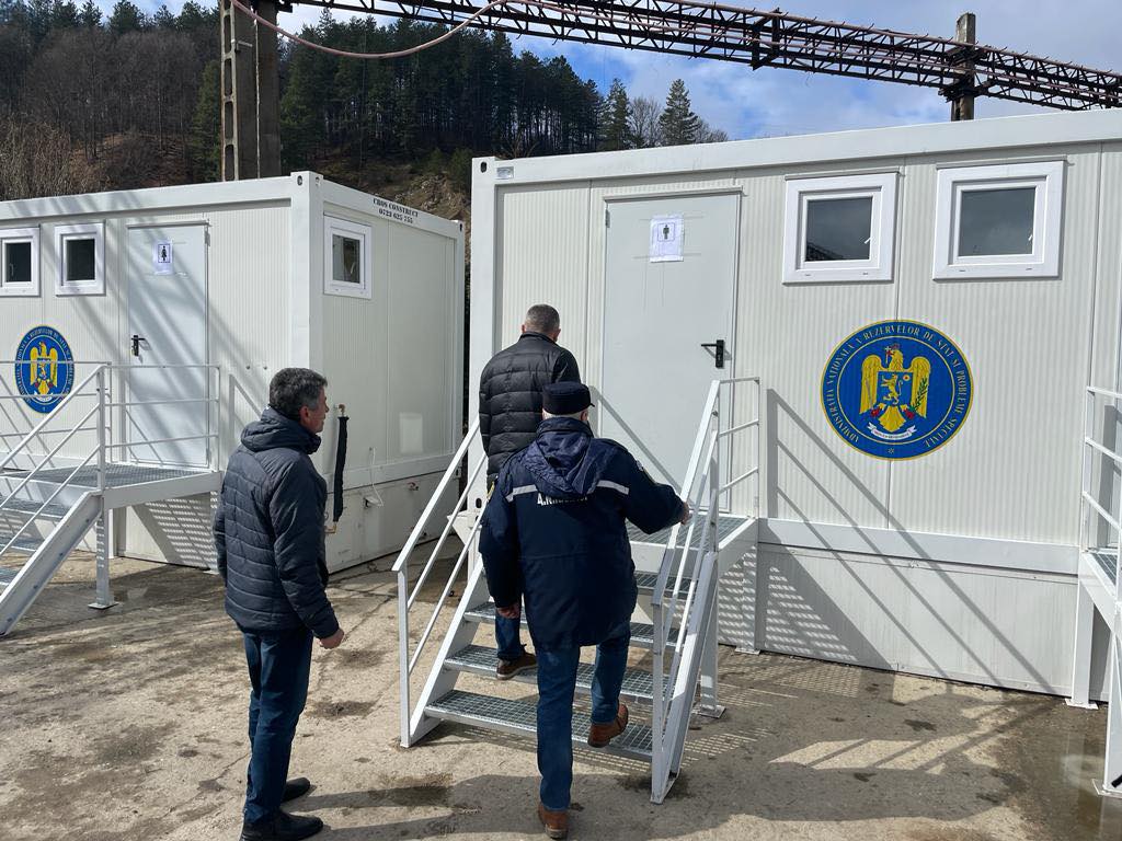 Locuitorii din Aninoasa, afectați de cutremurele din 2023, așteaptă încă noile case, în timp ce continuă să locuiască în containere modulareea noastră”