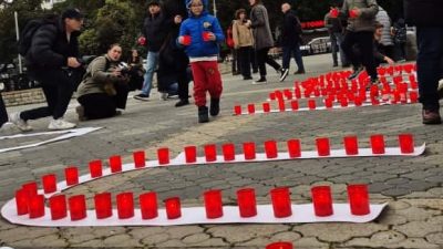 Galerie foto: Peste o sută de persoane au susținut un moment de reculegere la Iași pentru pacienții decedați la Spitalul „Sfânta Maria” / Mesajul „Neam ucis de nosocomiale” scris cu lumânări la evenimentul organizat de Declic și RESETea noastră”