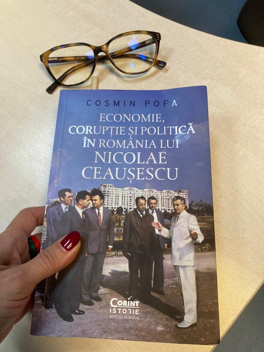 De ce suportăm încă consecințele dezastrului industriei din perioada comunistă / Ultima carte a istoricului Cosmin Popa demontează mitul liderului erouea noastră”